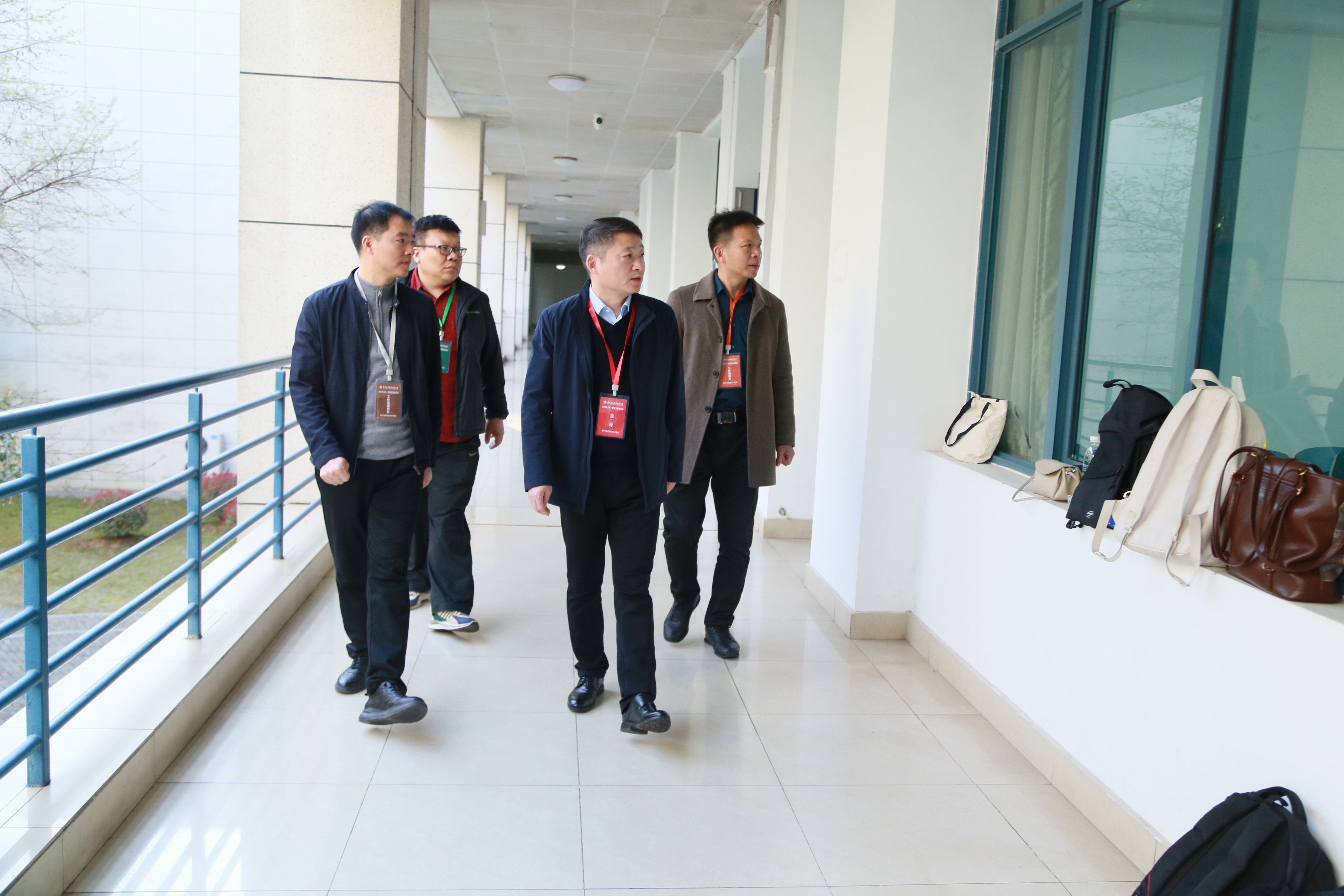 1.高宏彦到考试现场巡视.jpg 1.高宏彦到考试现场巡视.jpg